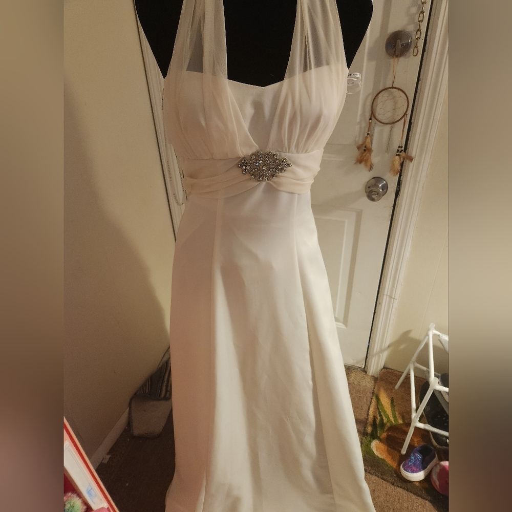 Masquerade brand wedding dress size 9to 10 cream color